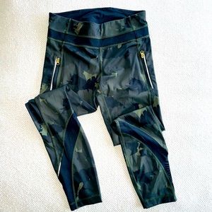 Lululemon 7/8 Length Camo Leggings with gold zipper pockets